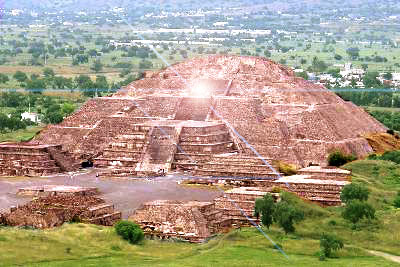 Não raro são vistos focos de luz, óvnis e misteriosos seres vestidos de branco na grande pirâmide mexicana da Serpente Emplumada