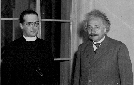 Georges Lemaître, padre belga, astrônomo e professor de Física e criador da teoria do big-bang, ao lado de Albert Einstein