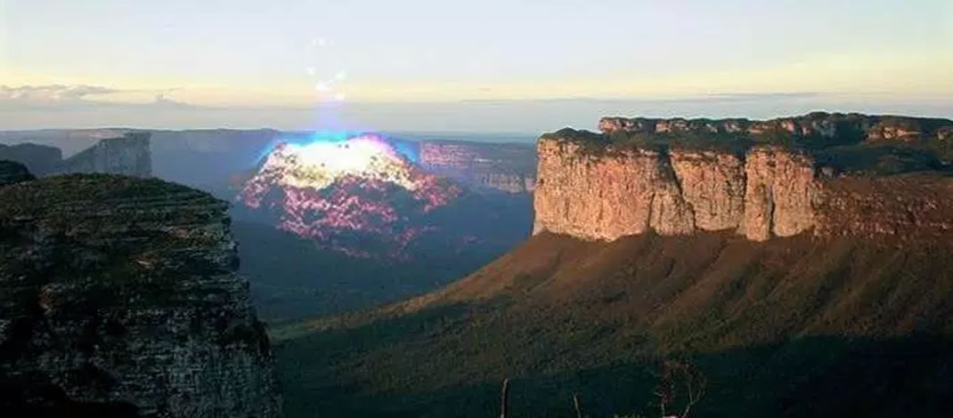 Na Chapada Diamantina, na Bahia, eventualmente surgem luzes misteriosas, que depois somem da vista. Veja o exemplo desta foto. Seria esta uma Cidade Jinas?